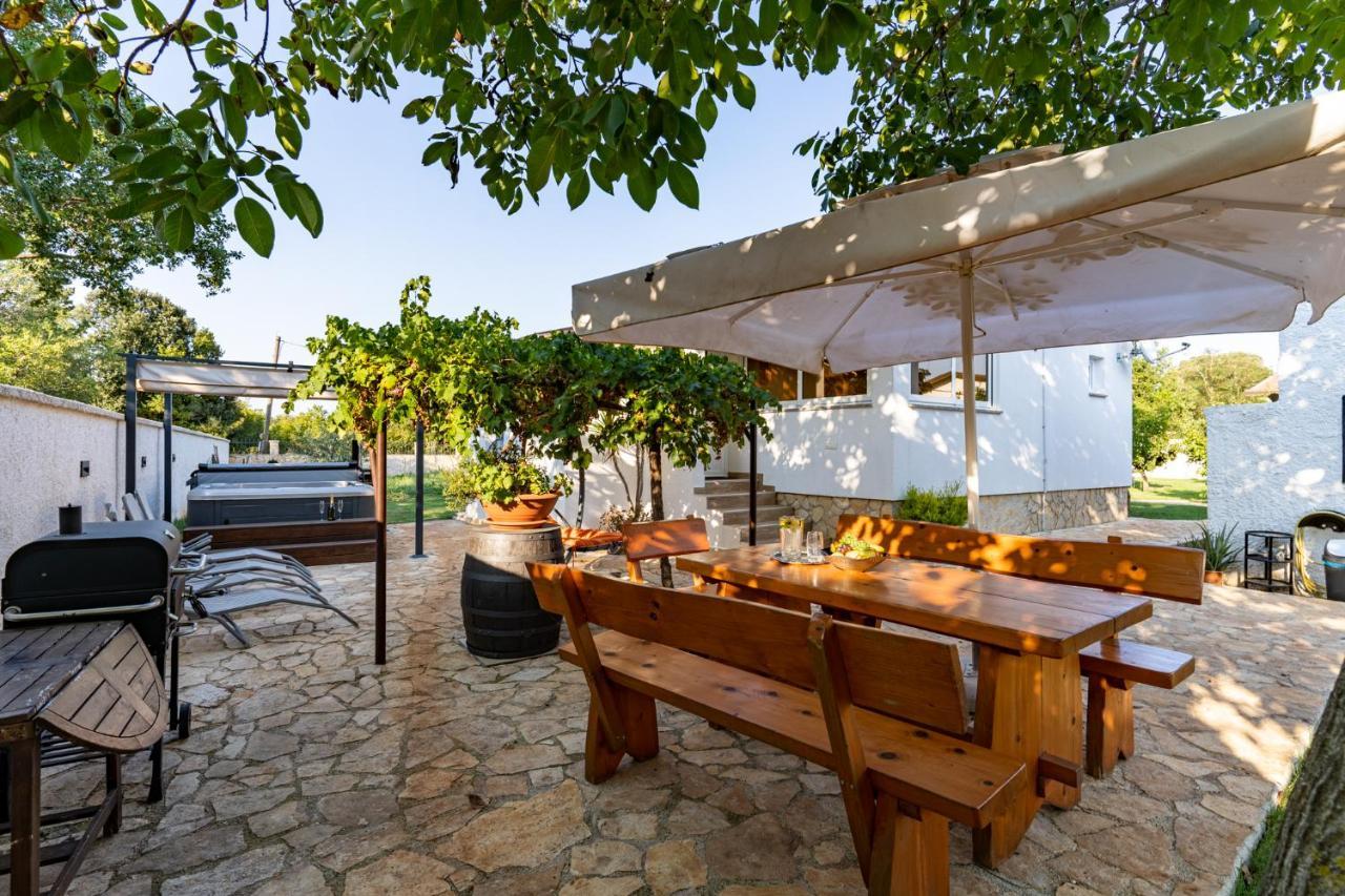 Holiday Home Kerniat Пула Екстериор снимка