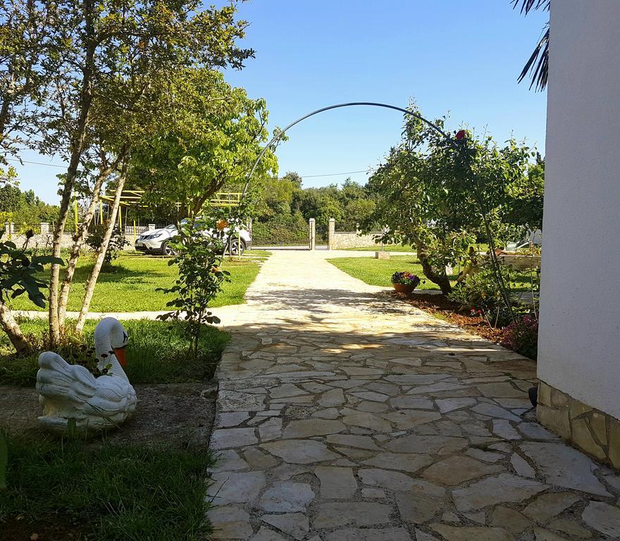 Holiday Home Kerniat Пула Екстериор снимка