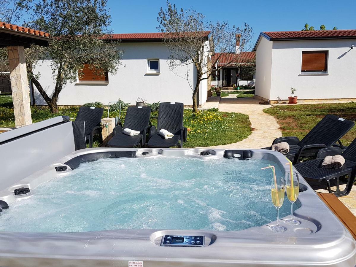 Holiday Home Kerniat Пула Екстериор снимка