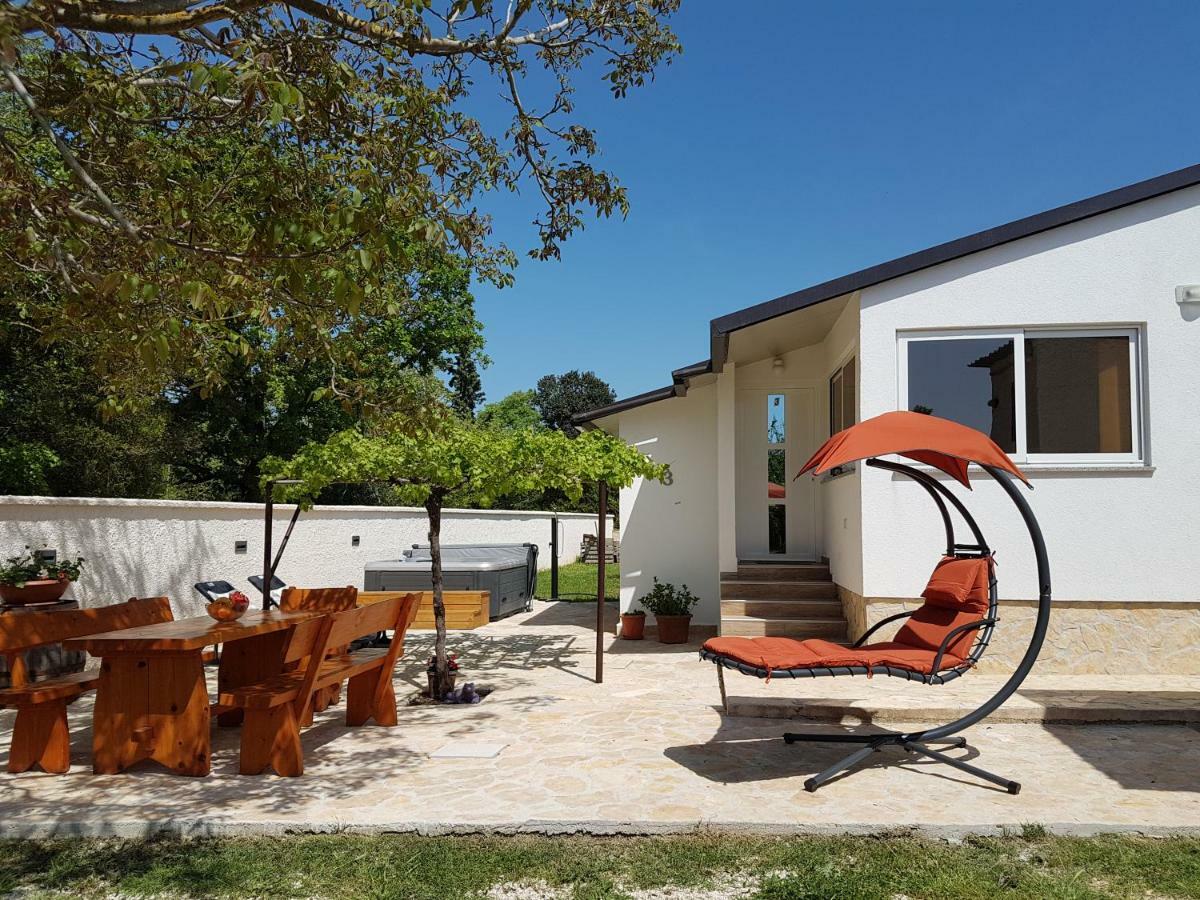 Holiday Home Kerniat Пула Екстериор снимка