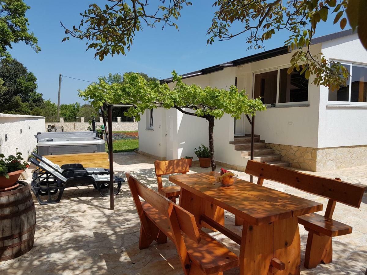 Holiday Home Kerniat Пула Екстериор снимка